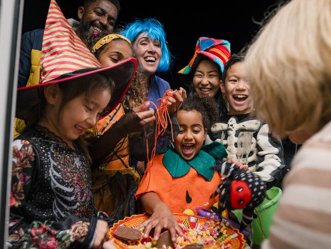 Niños pidiendo dulces el 31 de octubre durante la celebración de Halloween / Foto: GettyImages