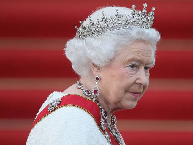 Reina Isabel II se encuentra bajo supervisión médica ante preocupación por su salud