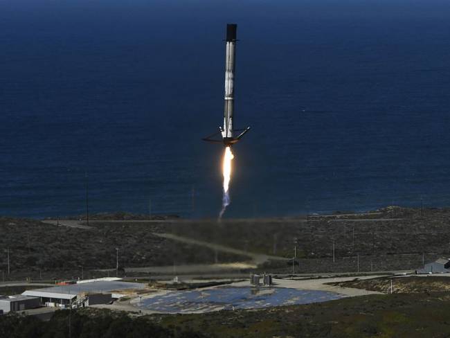 Imagen de referencia lanzamiento de satélite con cohete de SpaceX. Foto: