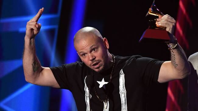LAS VEGAS, NV - NOVEMBER 16:  Residente accepts Best Urban Song for &#039;Somos Anormales&#039; onstage at the 18th Annual Latin Grammy Awards at MGM Grand Garden Arena on November 16, 2017 in Las Vegas, Nevada.  (Photo by Kevin Winter/Getty Images)