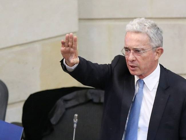 La investigación que se adelanta contra el expresidente y senador Álvaro Uribe obedece a los presuntos delitos de fraude procesal y soborno. Foto: Colprensa