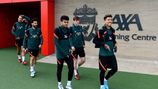 Luis Díaz con sus compañeros del Liverpool. (Photo by Andrew Powell/Liverpool FC via Getty Images)