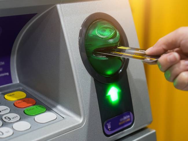 Las nuevas normas para retirar dinero en cajeros electrónicos incluyen mejoras en materia de seguridad. Foto: Getty Images / MANUSAPON KASOSOD