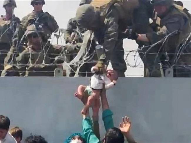 Bebé rescatada de Afganistán por soldados británicos se reencontró con su madre.