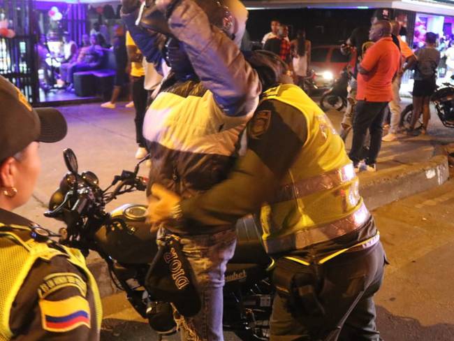 Se incautaron 594 armas blancas y se aplicaron 1.245 comparendos por malos comportamientos entre ellos parrillero hombre en motocicleta. Foto: Policía.
