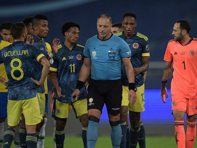 Jugadores de la Selección Colombia le reclamaron al árbitro Néstor Pitana. Foto: CARL DE SOUZA/AFP via Getty Images