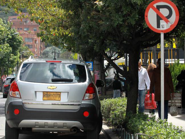 A todos se les hace la multa: Sec. Movilidad por vehículos mal parqueados en Bogotá