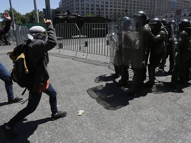 Los enfrentamientos se han presentado este lunes cerca de la Casa de Gobierno de Santiago.. Foto: Getty Images