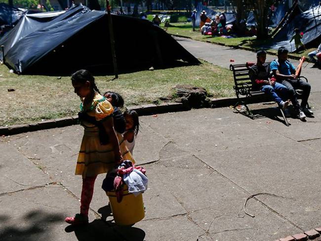 Las familias de la comunidad Embera Katío se encuentran asentadas en el Parque Nacional en Bogotá. Foto: Colprensa / MARIANO VIMOS