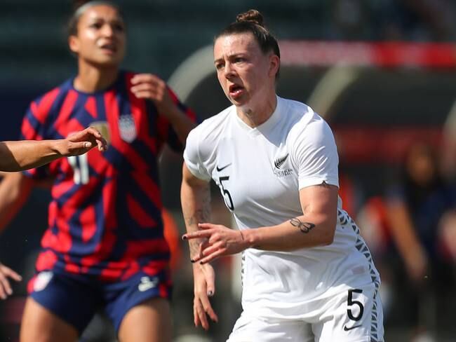 La defensa neozelandesa Meikayla Moore marcó tres goles en su propia portería