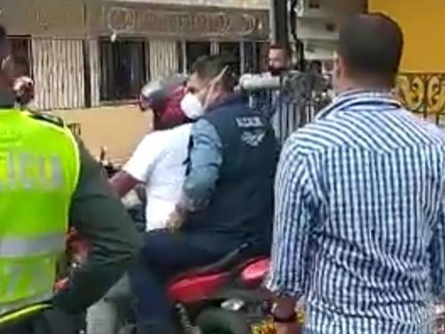 Alcalde de Cali viola medida que prohíbe el parrillero hombre en moto . Foto: Captura de video