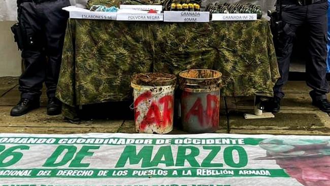 Los objetos se encontraban ocultos en dos canecas que estaban enterradas en Buenos Aires, Cauca. Crédito: Fiscalía.