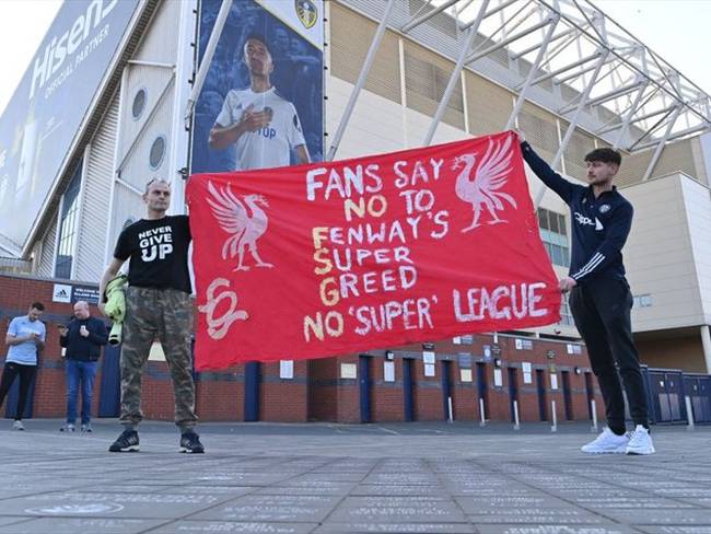 Fanáticos del Liverpool y del Leeds sostienen una bandera en contra de la Superliga europea. Foto: Getty Images