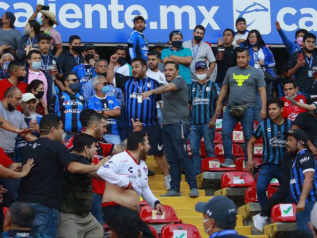 Algunos asistentes comenzaron a invadir la cancha huyendo de la violencia que había en las tribunas, donde aficionados del Querétaro y el Atlas se peleaban con cinturones, palos, sillas y otros artefactos