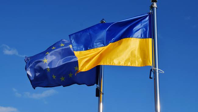Imagen de referencia de las banderas de Ucrania y la Unión Europea. Foto: Anastasia Malaman / EyeEm / Getty Images
