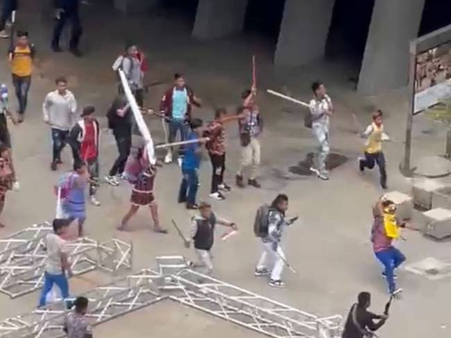 Indígenas ingresaron de manera violenta a las oficinas de la Alcaldía de Medellín. Foto: Cortesía 