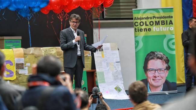 Alejandro Gaviria entregó a la Registraduría Nacional alrededor de 1’200.000 firmas para avalar su candidatura presidencial. Foto: Colombia tiene futuro