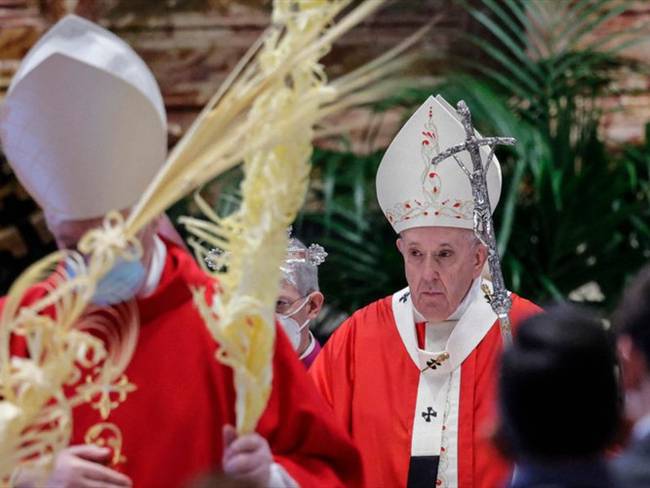 El papa celebra la misa del Domingo de Ramos en presencia de unos pocos fieles. Foto: Getty Images