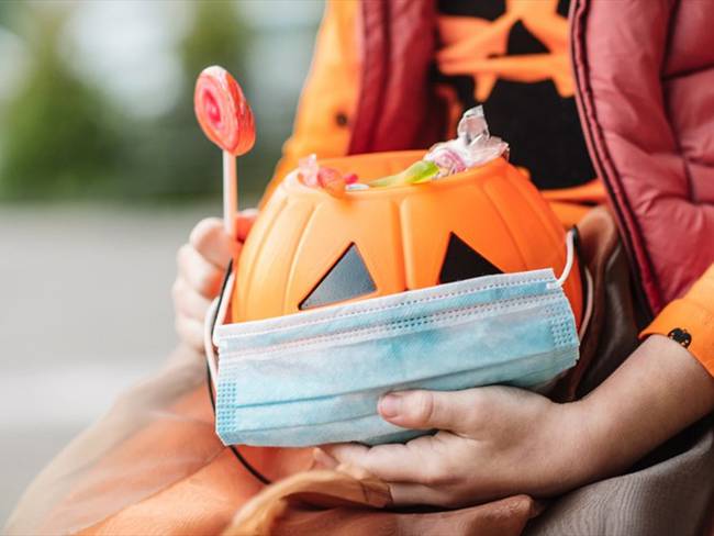 Fenalco señaló que están de acuerdo con las recomendaciones orientadas a evitar aglomeraciones en Halloween o celebrar y recoger los dulces de forma prudente. Foto: Getty Images / ARTMARIE