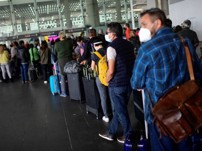 Pasajeros esperan en el Aeropuerto de Ciudad de México (Foto: PEDRO PARDO / AFP) (Photo by PEDRO PARDO/AFP via Getty Images)