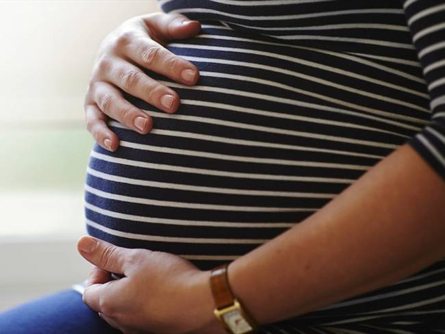 El Congreso de la República debatirá un proyecto de ley que busca autorizar la adopción desde el vientre materno. Foto: Getty Images / MIKE HARRINGTON