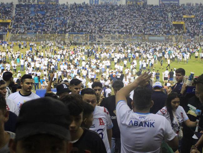 Estampida en estadio de El Salvador: ¿en qué falló la logística del evento?