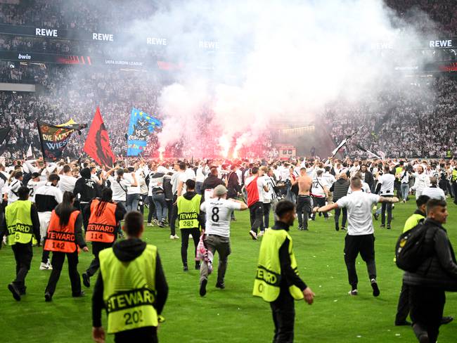 FRANKFURT AM MAIN, GERMANY - MAY 05: Eintracht Frankfurt invade the pitch following victory in the UEFA Europa League Semi Final Leg Two match between Eintracht Frankfurt and West Ham United at Deutsche Bank Park on May 05, 2022 in Frankfurt am Main, Germany. (Photo by Matthias Hangst/Getty Images)