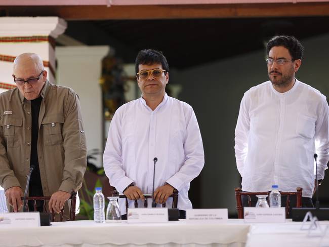 Eliecer Herlinto Chamorro, alias &#039;Antonio Garcia&#039;; Iván Danilo Rueda e Iván Cepeda.(Photo by Pedro Rances Mattey/picture alliance via Getty Images)