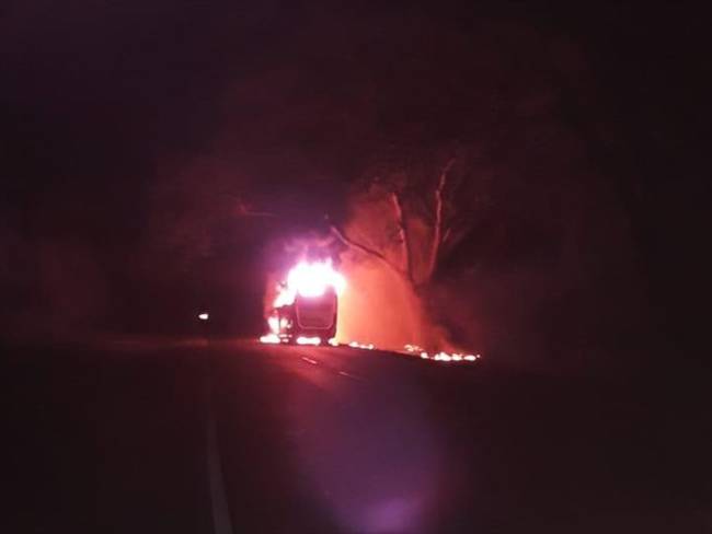 Según la información de las autoridades, cuatro personas encapuchadas procedieron a la quema del vehículo. Foto: José Polo