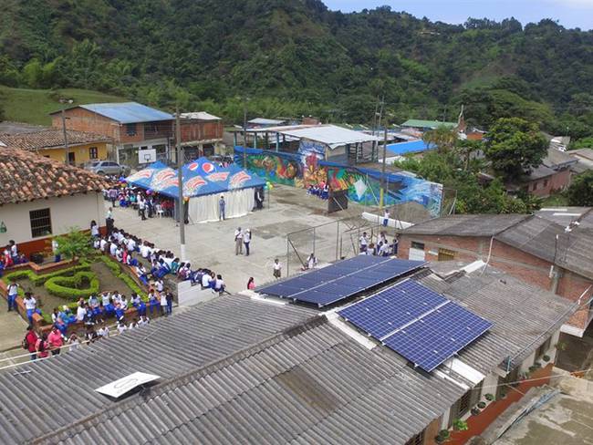 La Compañía Energética de Occidente lidera un proyecto de energía solar que pretende beneficiar a instituciones educativas. Foto: W Radio y Compañía Energética de Occidente