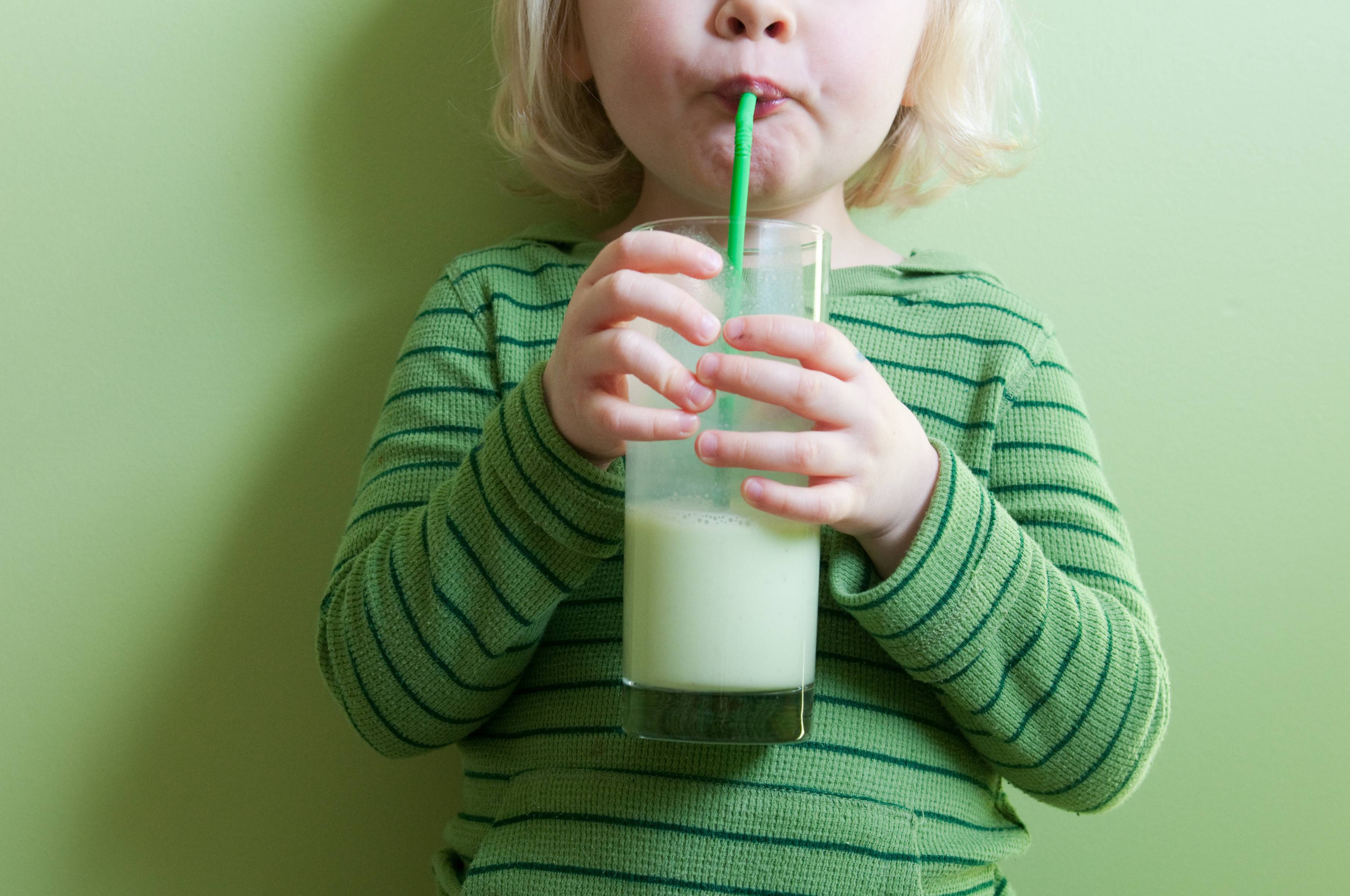 Дети пьют коктейли. Ребенок с молочным коктейлем. Молоко для детей. Ребенок пьет коктейль. Ребенок пьет молоко.