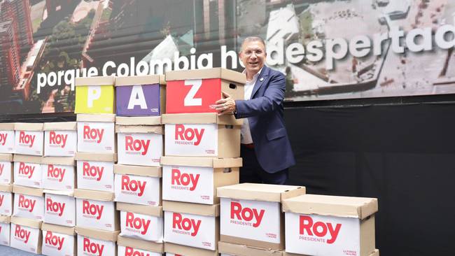 Roy Barreras entrega un millón de firmas para avalar su candidatura presidencial. Foto: Cortesía Roy Barrras