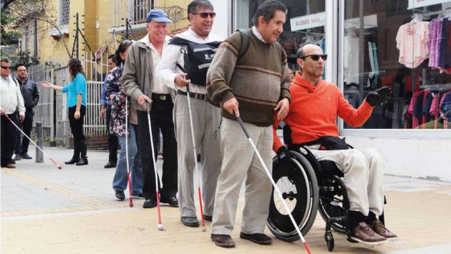 Mujer con discapacidad visual denuncia discriminación en entidad bancaria de Pereira / Foto: Colprensa