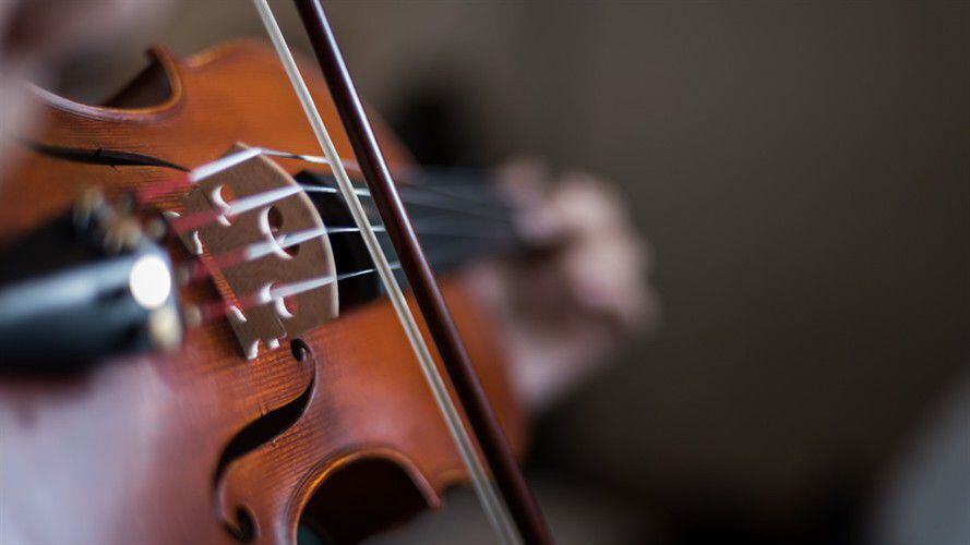 ‘SE4SONS’, el nuevo disco de la violinista Lina Tur que contrapone a Vivaldi y Piazzolla