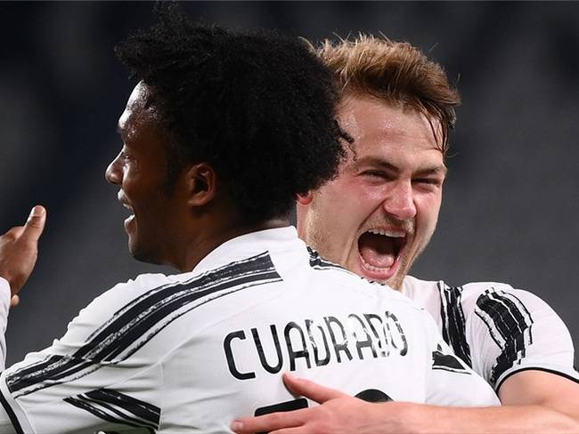 Juan Guillermo Cuadrado y Matthijs de Ligt, jugadores de la Juventus de Turín. Foto: MARCO BERTORELLO/AFP via Getty Images