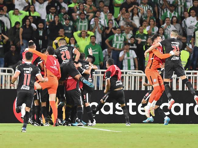 Juegadores de Olimpia celebrando el gol en el estadio Atanasio Girardot ante Atlético Nacional
