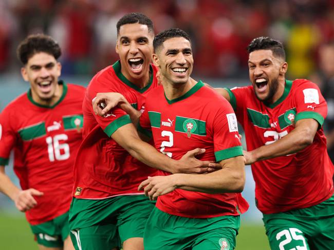 Marruecos vs España Mundial de Qatar 2022. Achraf Hakimi celebra la clasificación con su compañeros de Selección. Foto: Alex Livesey - Danehouse/Getty Images