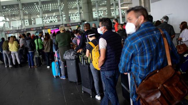 Pasajeros esperan en el Aeropuerto de Ciudad de México (Foto: PEDRO PARDO / AFP) (Photo by PEDRO PARDO/AFP via Getty Images)