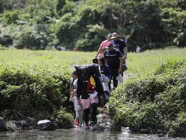 USA8873. DARIÉN (PANAMÁ), 07/09/2023.- Fotografía de archivo fechada el 18 de agosto de 2023 donde aparecen unos migrantes acompañados con niños pequeños mientras caminan en el sector de Cañas Blancas en Darién (Panamá). Una cantidad récord de 40.000 niños ha cruzado en la primera mitad de 2023 la selva del Darién, entre Colombia y Panamá, en un movimiento migratorio que realizan solos o con sus familias, según explicó este jueves la organización Unicef. EFE/Carlos Lemos /ARCHIVO