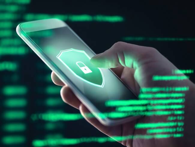 Celular Android con signo de seguridad verde (Getty Images)