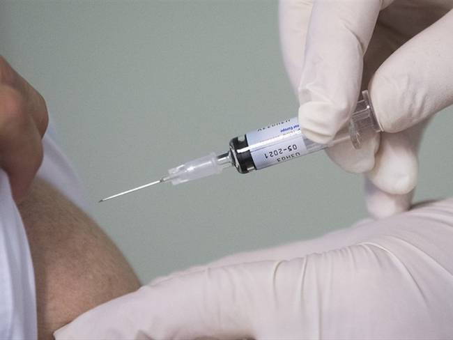 Johnson & Johnson detiene ensayos de su vacuna contra COVID-19 . Foto: Referencia Getty