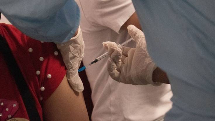 ¿Es el momento de pensar en una vacuna obligatoria o en un pasaporte sanitario?. Foto: Getty Images / DANIEL ROMERO