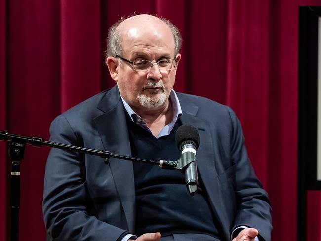 El escritor Salman Rushdie fue atacado durante un acto en Nueva York
