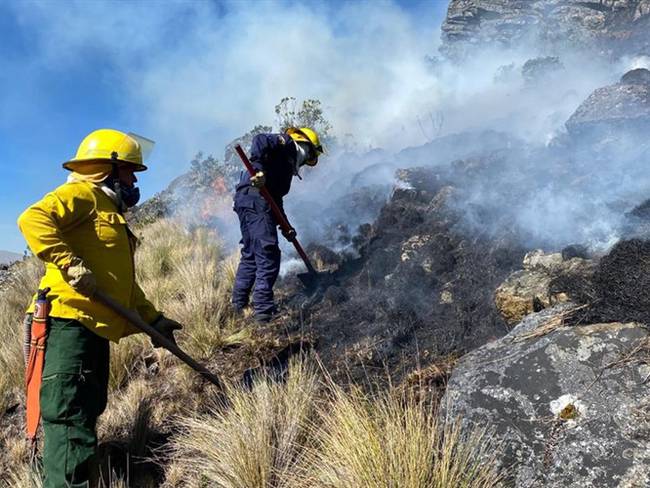 Para controlar las llamas, durante 24 horas, fue necesario 13 bomberos y dos máquinas. Foto: Bomberos Sogamoso