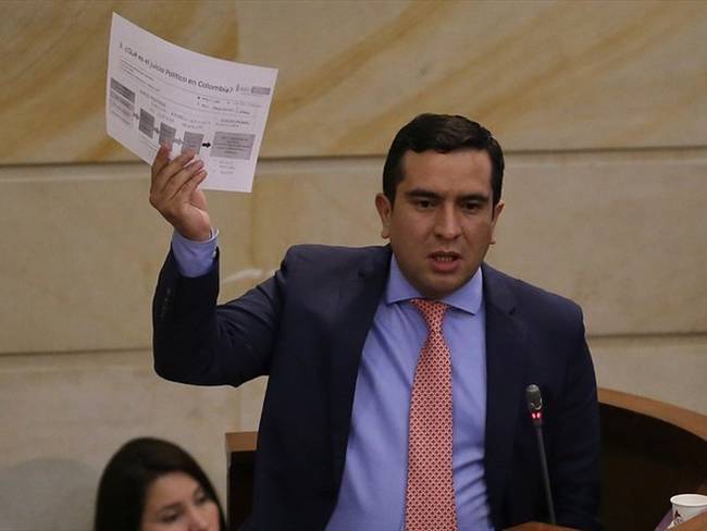 El representante Edward Rodríguez, del Centro Democrático, hizo duras críticas contra el magistrado César Reyes. Foto: Colprensa / DIEGO PINEDA