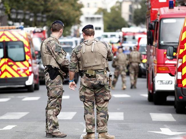 Ataque con arma blanca al interior de sede de cuarpo policial en París. Foto: Agencia EFE