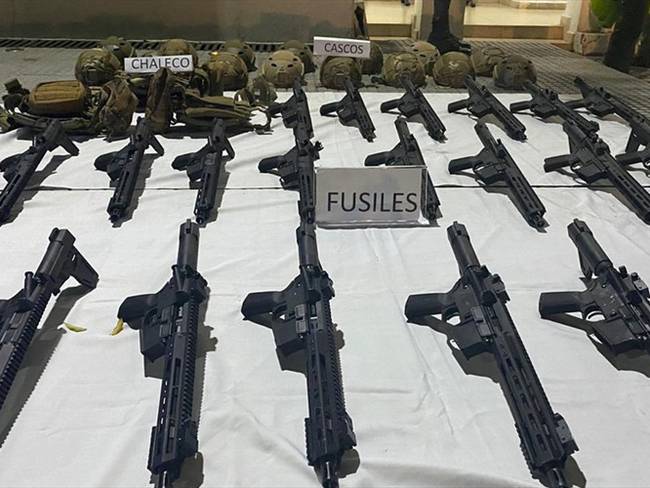 La Policía Nacional reportó la incautación de 26 fusiles de asalto, accesorios y otros elementos que eran transportados en un vehículo tipo camioneta. Foto: Policía Nacional