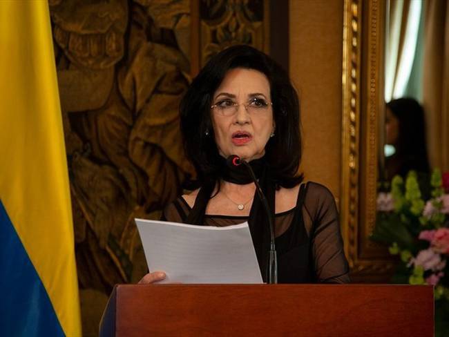 La canciller Claudia Blum, en nombre del Gobierno Nacional, le entregó una comunicación al embajador de Rusia en Colombia, Nikolay Tavdumadze. Foto: Colprensa / EXTERNO