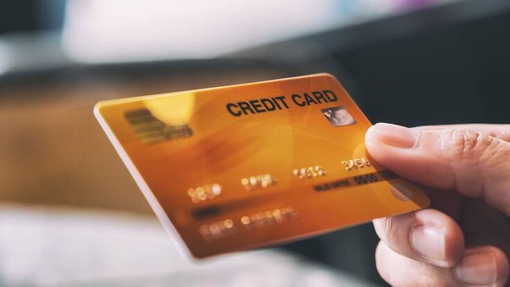Persona sosteneindo una tarjeta de crédito en su mano (Foto vía Getty Images)