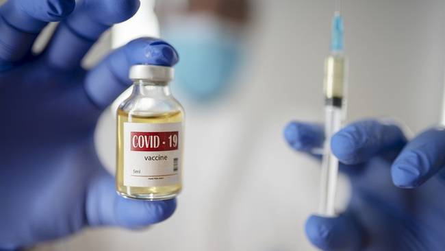 ¿La aplicación de la vacuna contra COVID-19 debería ser obligatoria?. Foto: Getty Images / LEREXIS